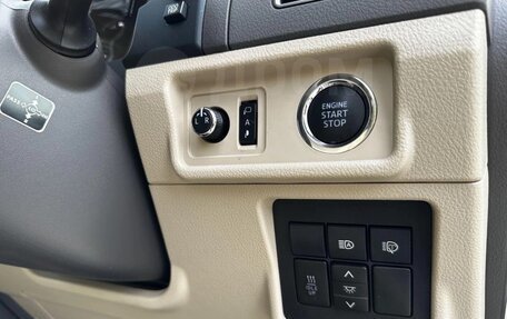 Toyota Land Cruiser Prado 150 рестайлинг 2, 2018 год, 5 800 000 рублей, 6 фотография