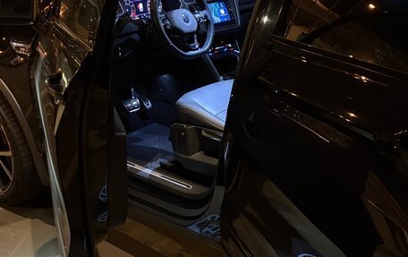 Volkswagen Tiguan II, 2018 год, 2 700 000 рублей, 16 фотография