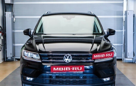 Volkswagen Tiguan II, 2019 год, 2 215 000 рублей, 2 фотография