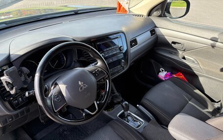Mitsubishi Outlander III рестайлинг 3, 2016 год, 1 550 000 рублей, 10 фотография