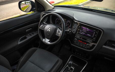 Mitsubishi Outlander III рестайлинг 3, 2018 год, 2 349 000 рублей, 10 фотография