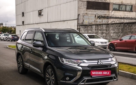 Mitsubishi Outlander III рестайлинг 3, 2018 год, 2 349 000 рублей, 5 фотография