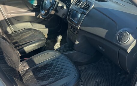 Renault Logan II, 2017 год, 530 000 рублей, 7 фотография