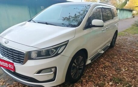 KIA Carnival III, 2018 год, 2 200 000 рублей, 3 фотография