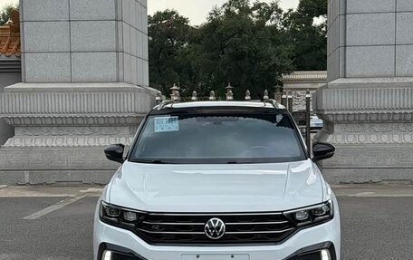 Volkswagen T-Roc I, 2023 год, 1 650 000 рублей, 2 фотография