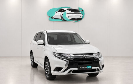 Mitsubishi Outlander III рестайлинг 3, 2022 год, 2 175 500 рублей, 3 фотография