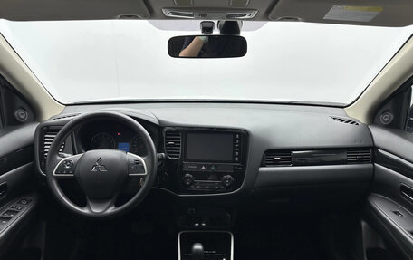 Mitsubishi Outlander III рестайлинг 3, 2022 год, 2 175 500 рублей, 6 фотография