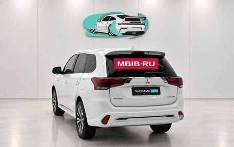 Mitsubishi Outlander III рестайлинг 3, 2022 год, 2 175 500 рублей, 4 фотография
