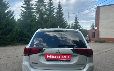 Mitsubishi Outlander III рестайлинг 3, 2018 год, 2 000 000 рублей, 2 фотография