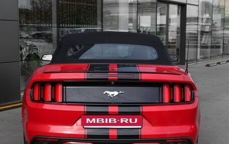 Ford Mustang VI рестайлинг, 2016 год, 2 700 000 рублей, 6 фотография