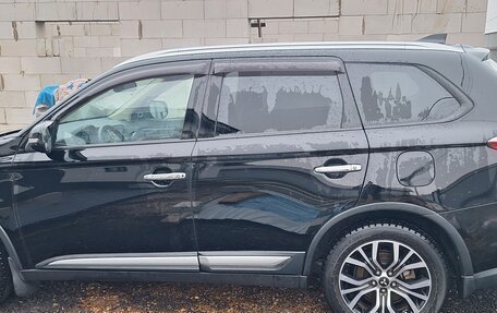 Mitsubishi Outlander III рестайлинг 3, 2019 год, 2 200 000 рублей, 3 фотография