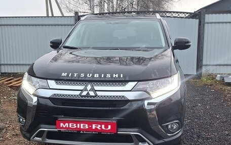 Mitsubishi Outlander III рестайлинг 3, 2019 год, 2 200 000 рублей, 1 фотография