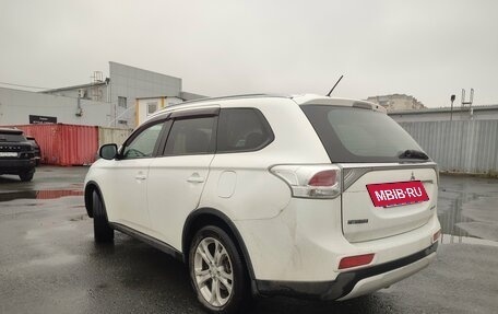 Mitsubishi Outlander III рестайлинг 3, 2014 год, 1 390 000 рублей, 4 фотография