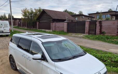 KIA Carnival III, 2017 год, 2 850 000 рублей, 3 фотография