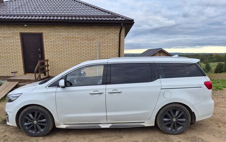 KIA Carnival III, 2017 год, 2 850 000 рублей, 2 фотография