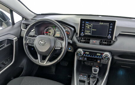 Toyota RAV4, 2021 год, 3 210 000 рублей, 28 фотография