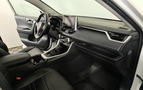 Toyota RAV4, 2021 год, 3 650 000 рублей, 10 фотография