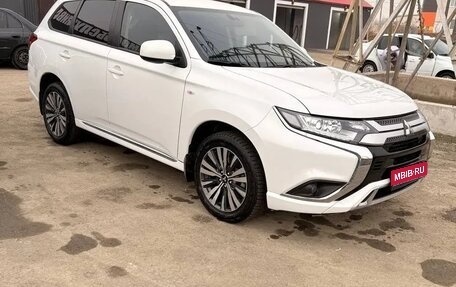 Mitsubishi Outlander III рестайлинг 3, 2022 год, 2 500 000 рублей, 1 фотография