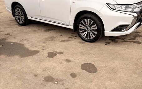 Mitsubishi Outlander III рестайлинг 3, 2022 год, 2 500 000 рублей, 4 фотография