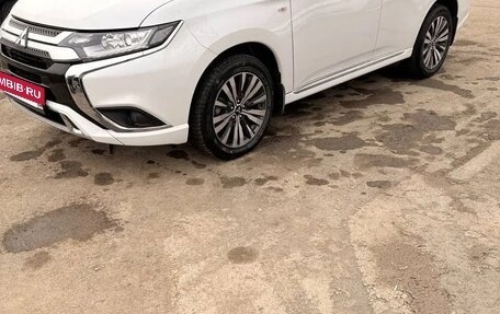 Mitsubishi Outlander III рестайлинг 3, 2022 год, 2 500 000 рублей, 3 фотография