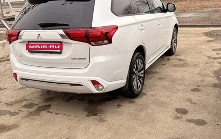 Mitsubishi Outlander III рестайлинг 3, 2022 год, 2 500 000 рублей, 5 фотография