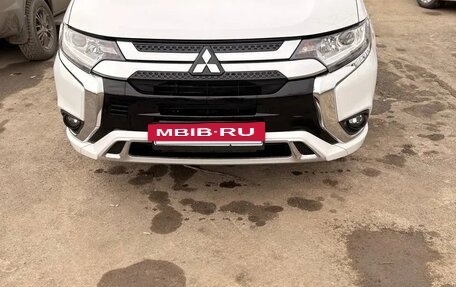 Mitsubishi Outlander III рестайлинг 3, 2022 год, 2 500 000 рублей, 2 фотография