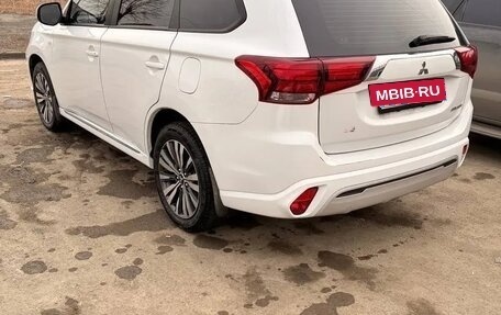 Mitsubishi Outlander III рестайлинг 3, 2022 год, 2 500 000 рублей, 6 фотография