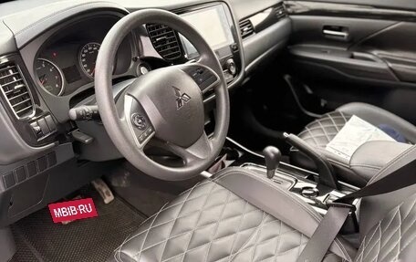 Mitsubishi Outlander III рестайлинг 3, 2022 год, 2 500 000 рублей, 7 фотография