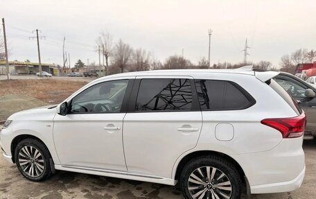 Mitsubishi Outlander III рестайлинг 3, 2022 год, 2 500 000 рублей, 9 фотография
