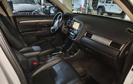 Mitsubishi Outlander III рестайлинг 3, 2014 год, 1 900 000 рублей, 4 фотография