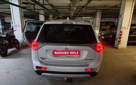 Mitsubishi Outlander III рестайлинг 3, 2014 год, 1 900 000 рублей, 10 фотография