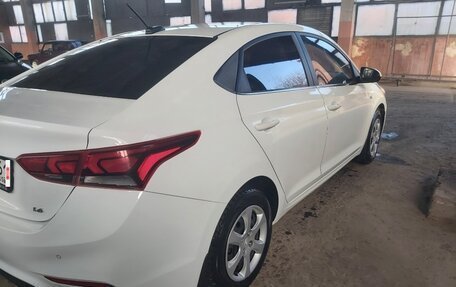 Hyundai Solaris II рестайлинг, 2017 год, 1 300 000 рублей, 6 фотография