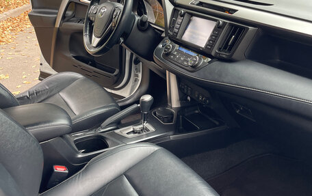 Toyota RAV4, 2018 год, 3 200 000 рублей, 13 фотография