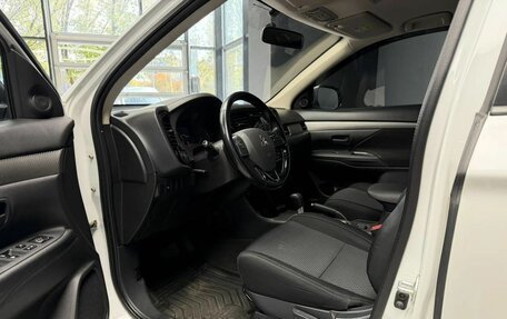Mitsubishi Outlander III рестайлинг 3, 2016 год, 1 755 000 рублей, 14 фотография