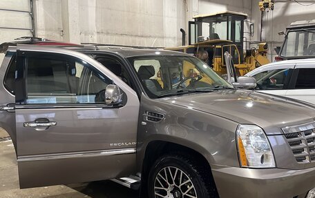 Cadillac Escalade III, 2011 год, 1 800 000 рублей, 1 фотография