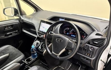 Toyota Voxy III, 2021 год, 1 864 009 рублей, 12 фотография