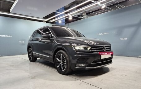 Volkswagen Tiguan II, 2019 год, 2 490 000 рублей, 3 фотография