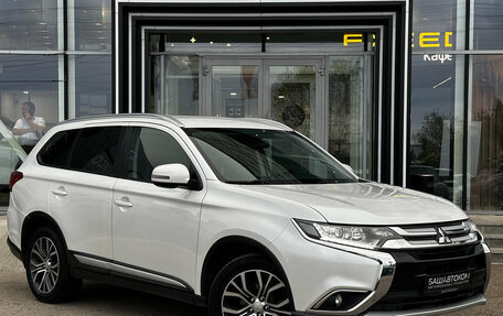 Mitsubishi Outlander III рестайлинг 3, 2017 год, 1 995 000 рублей, 2 фотография