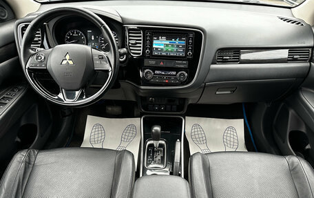 Mitsubishi Outlander III рестайлинг 3, 2017 год, 1 995 000 рублей, 5 фотография