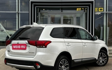 Mitsubishi Outlander III рестайлинг 3, 2017 год, 1 995 000 рублей, 3 фотография