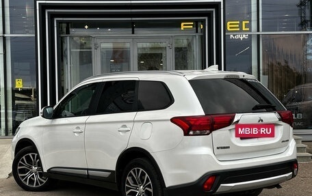 Mitsubishi Outlander III рестайлинг 3, 2017 год, 1 995 000 рублей, 4 фотография