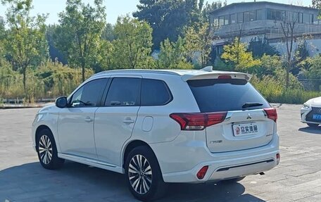 Mitsubishi Outlander III рестайлинг 3, 2022 год, 1 870 008 рублей, 8 фотография