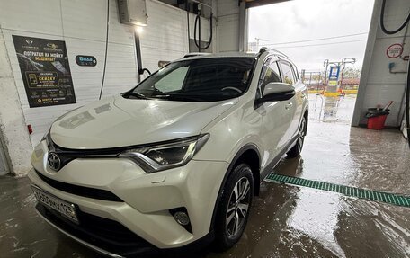 Toyota RAV4, 2017 год, 2 350 000 рублей, 4 фотография