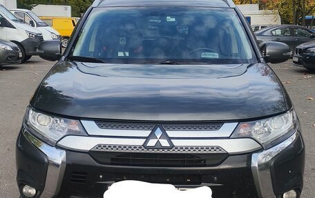 Mitsubishi Outlander III рестайлинг 3, 2020 год, 2 100 000 рублей, 2 фотография