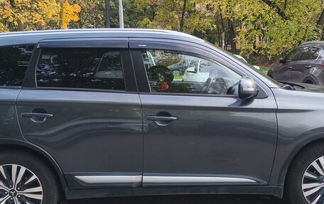 Mitsubishi Outlander III рестайлинг 3, 2020 год, 2 100 000 рублей, 11 фотография