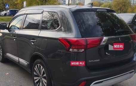 Mitsubishi Outlander III рестайлинг 3, 2020 год, 2 100 000 рублей, 9 фотография