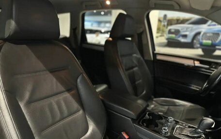 Volkswagen Touareg III, 2011 год, 1 795 000 рублей, 10 фотография