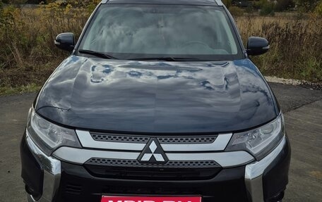 Mitsubishi Outlander III рестайлинг 3, 2019 год, 2 970 000 рублей, 1 фотография