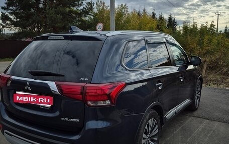 Mitsubishi Outlander III рестайлинг 3, 2019 год, 2 970 000 рублей, 3 фотография