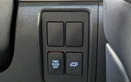 Toyota Land Cruiser 200, 2017 год, 8 300 000 рублей, 26 фотография
